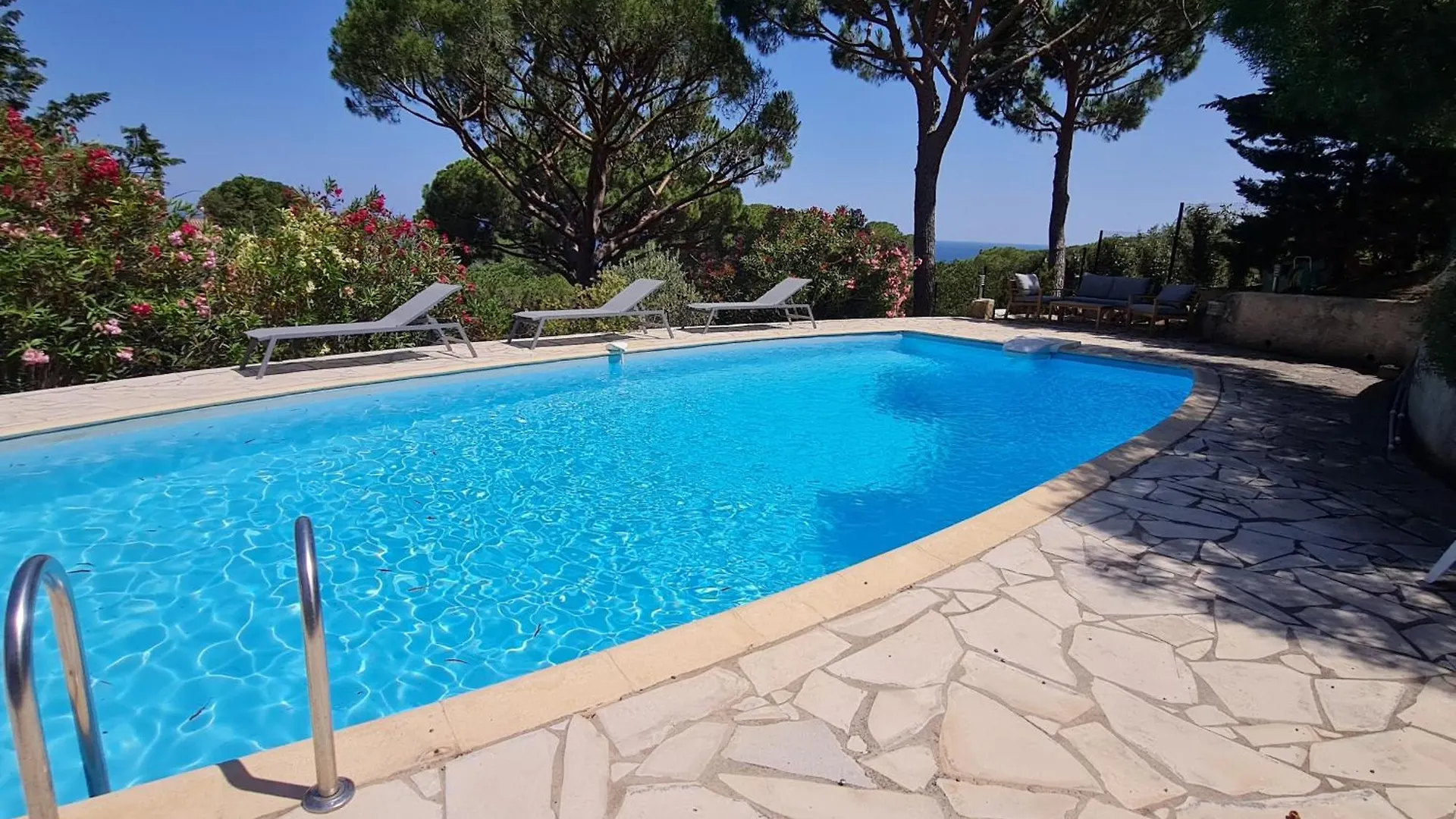 Villa Familiale Avec Piscine Privee, Proche Plage, Parking Et Wifi A Sainte-Maxime - Fr-1-780-12